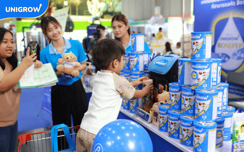 เด็กๆ สนุกสนานที่บูธ UniGrow